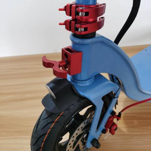 Scooter eléctrico azul plegado a medida.