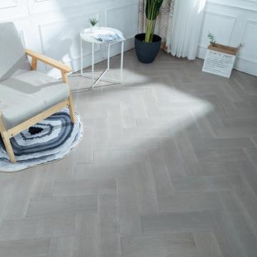 Plancher d&#39;ingénierie à chevrons en placage de bois de noyer gris délavé