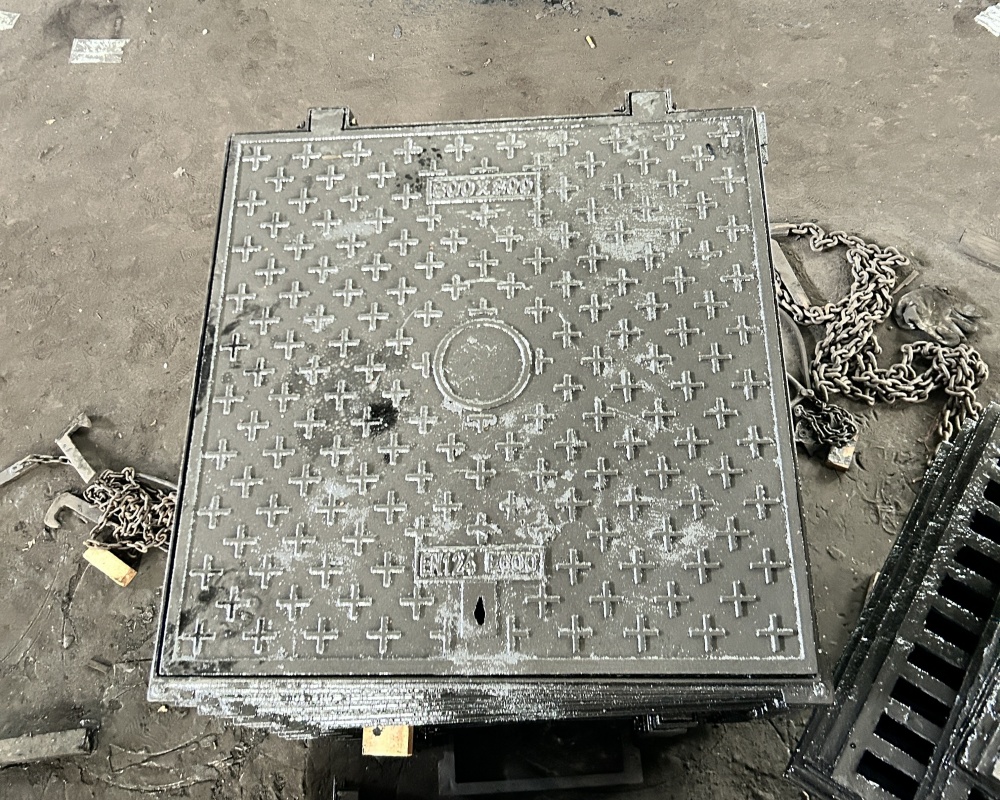 800x800 E600 square manhole cover 3