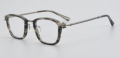 男性のデザイナーは、毎日の使用のためのレディースメガネを組み立てます