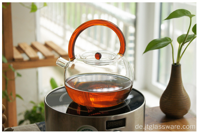 Mikrowellengeeignete Teekanne mit kochendem Wasser