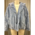 Chaqueta de piel con capucha azul felpa