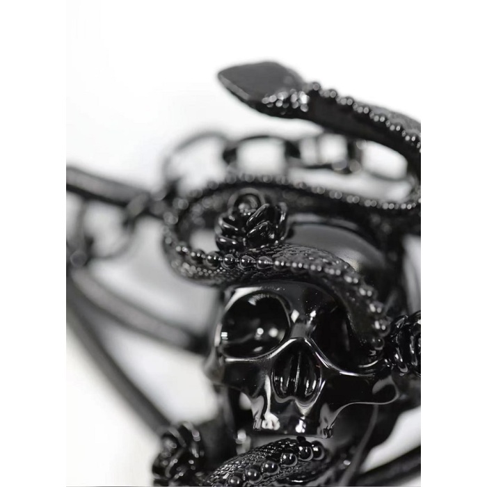 Colar de crânio serpentino preto