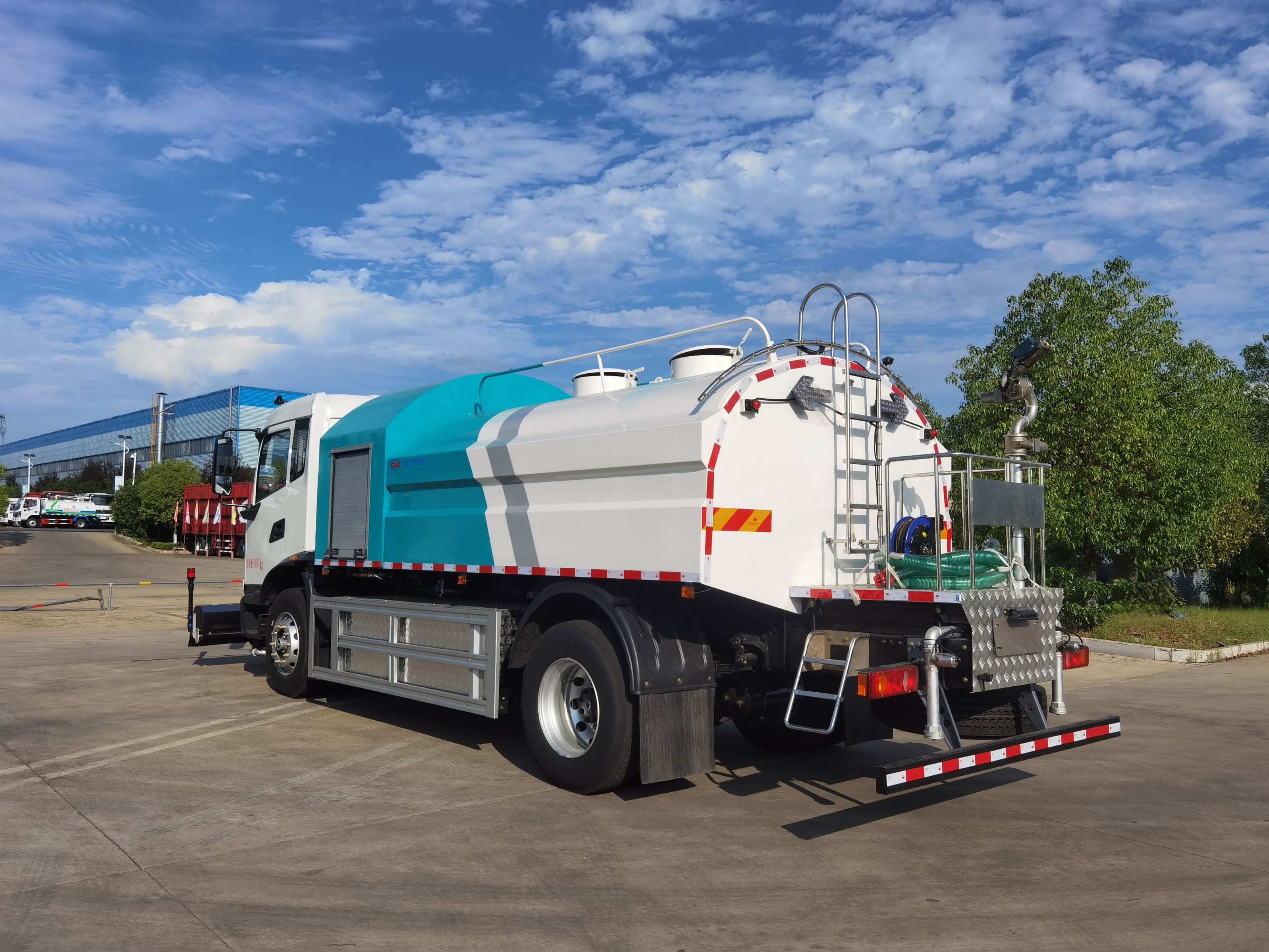 Powerful Sweeper Truck for Large Area Mainten