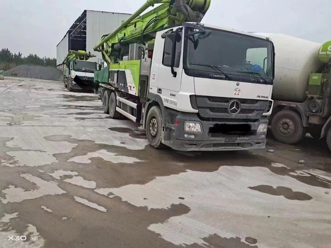 Zoomlion Mercedes-Benz 52-meter Concrete Pump Truck