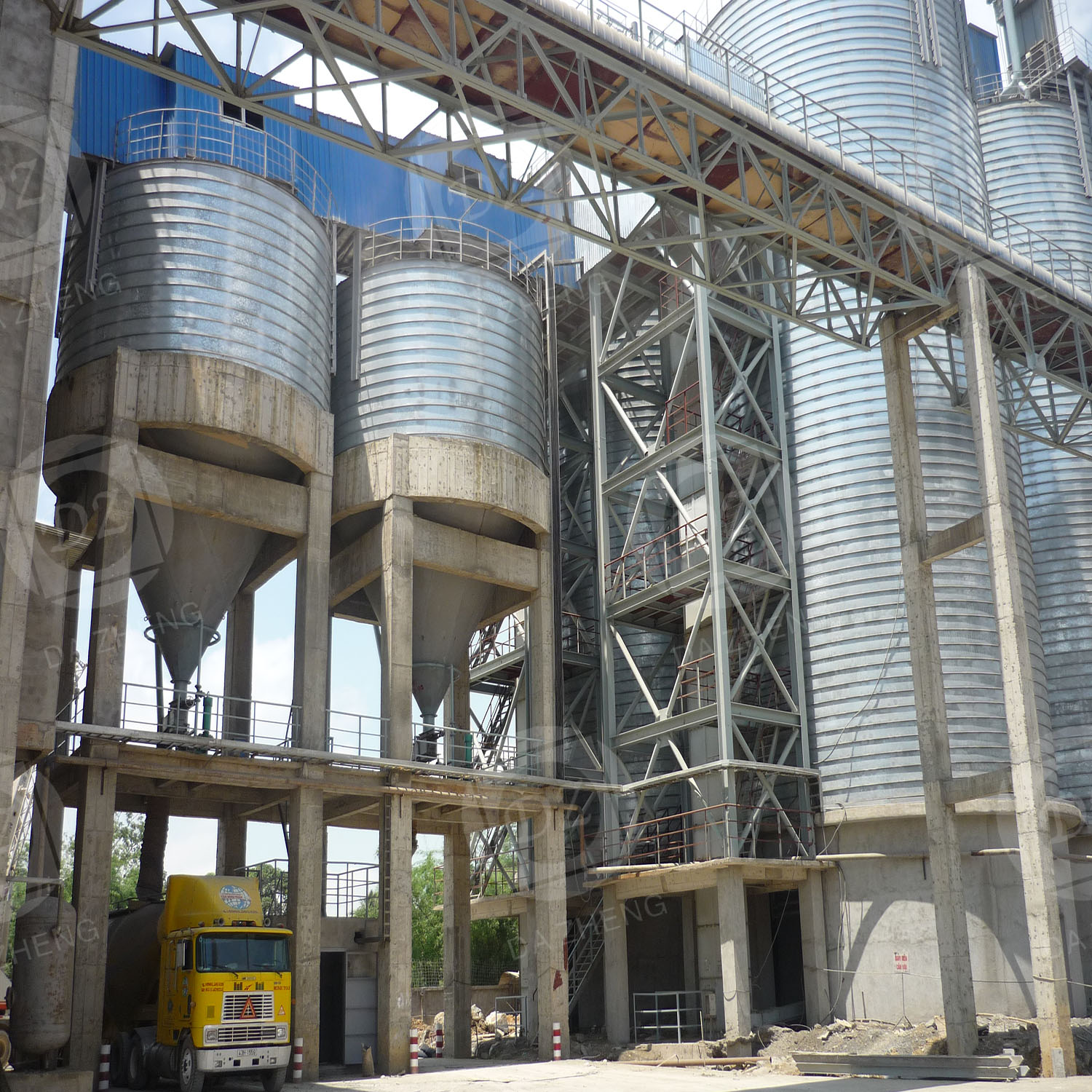 Steel plate silo for harbor logistics