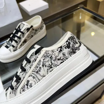 Women's Embroidered Walking Style Platform Sneakers - Sports & Casual Shoes