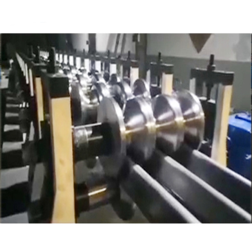Máquina para fabricar placas de vigas de rieles de barandilla
