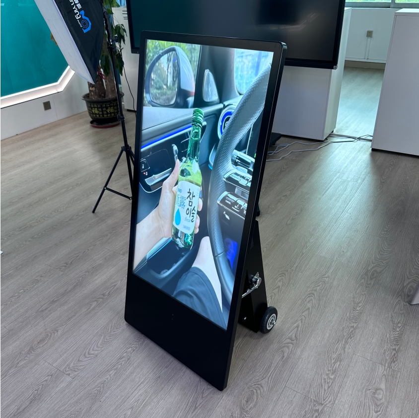 Gün ışığında görünürlük için 1500-2000 nit yüksek parlaklıkta mobil poster ekranı