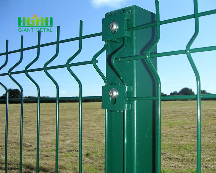 Fence with triangle bends