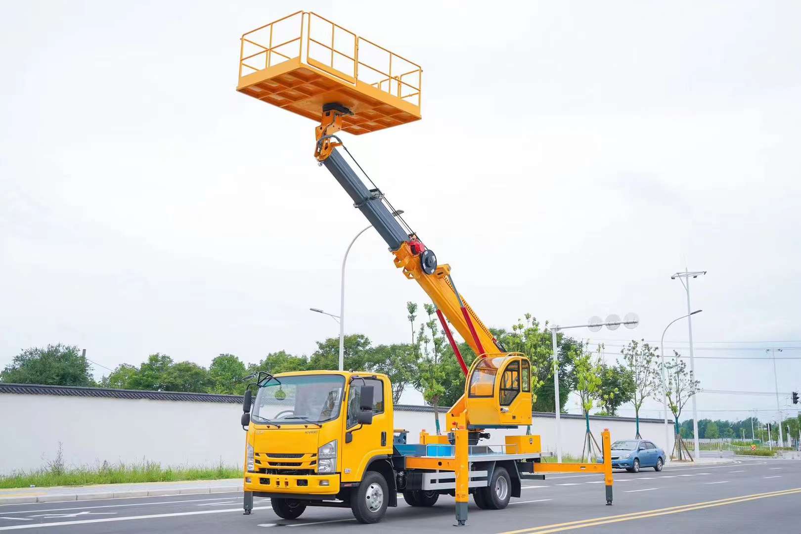ISUZU KV100 16m telescopic Boom Lift truck
