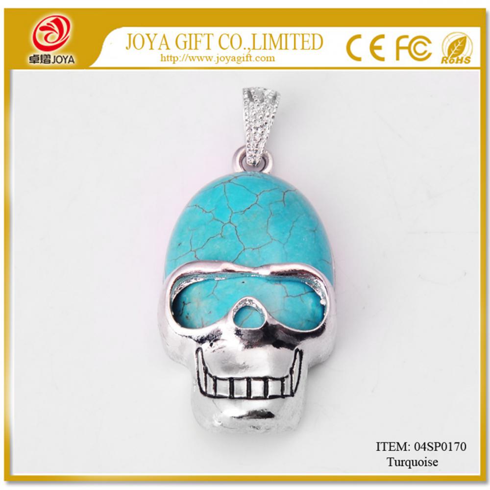 Pendentif crane en alliage turquoise avec pierres semi-precieuses