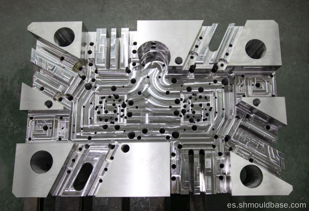 Procesamiento de base de moho de hardware fundido a trote