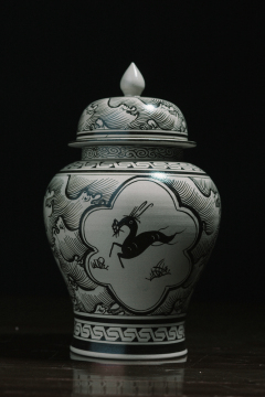 General pot with black glaze and peony pattern
