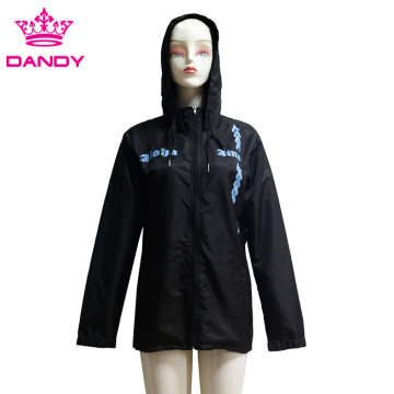 Jakét jaket hideung nganggo tiung