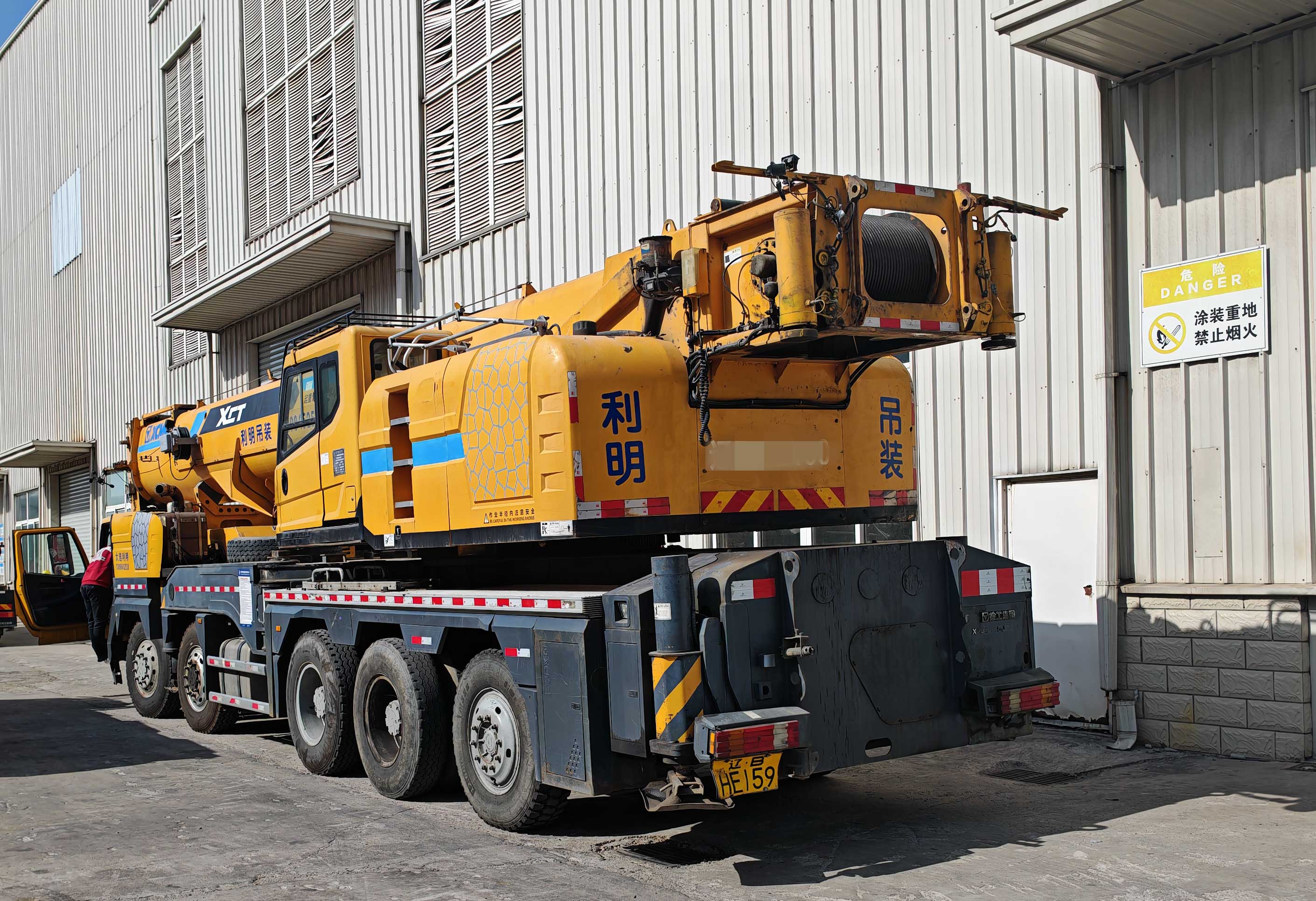 Rear-view-of-used-truck-mounted-crane-XCT110