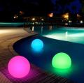 Bola LED en la piscina