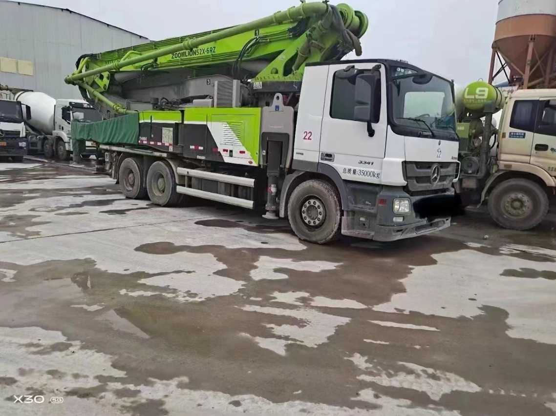 Zoomlion Mercedes-Benz 52-meter Concrete Pump Truck