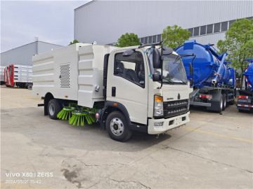 4m3 HOWO Vacuum Road Sweeper