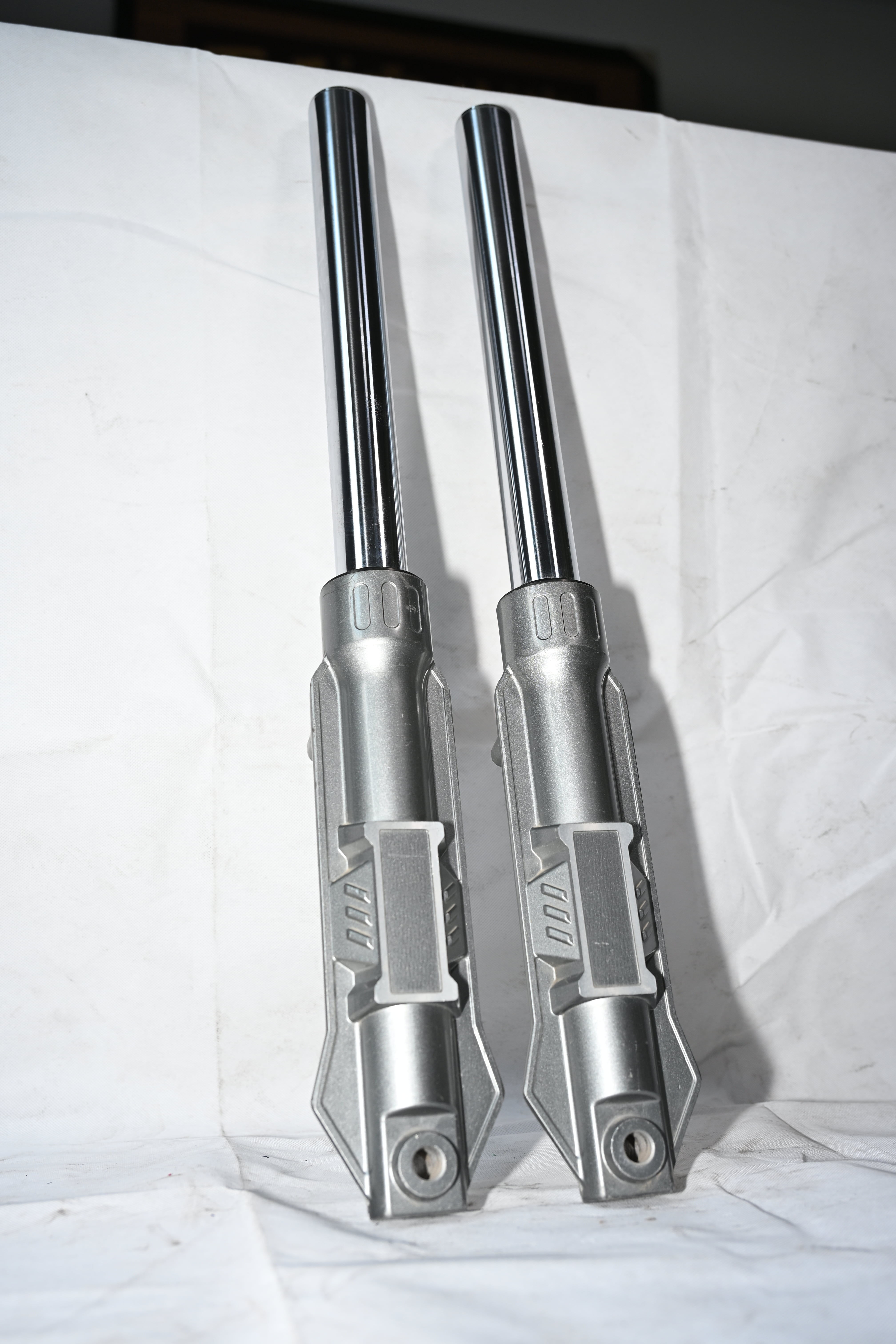 Close-up de amortecedor de choque de motocicleta com amortecimento fácil de ajustar para melhor conforto e controle