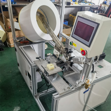 Máquina para fabricar perchas de madera duraderas