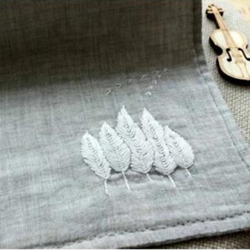 De DIY-cadeau voor het borduren van een zakdoek met tarwe