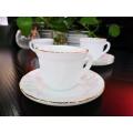 Tazas y platillos de café de forma elegante