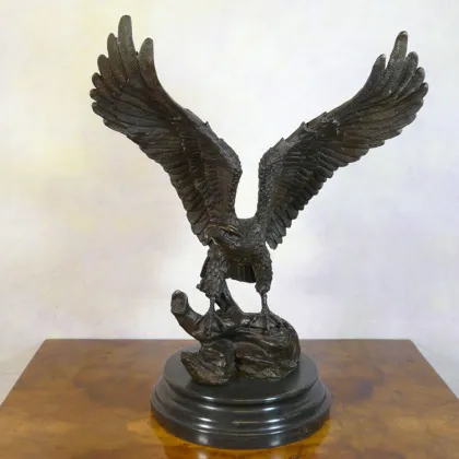 Wholesale bronze eagle brass hawk sculpture with beauty eyes and claw