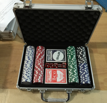200pcs Poker Chip Set with Silver Aluminum Case