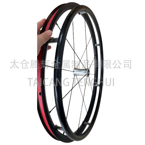 은색 휠체어 뒷바퀴