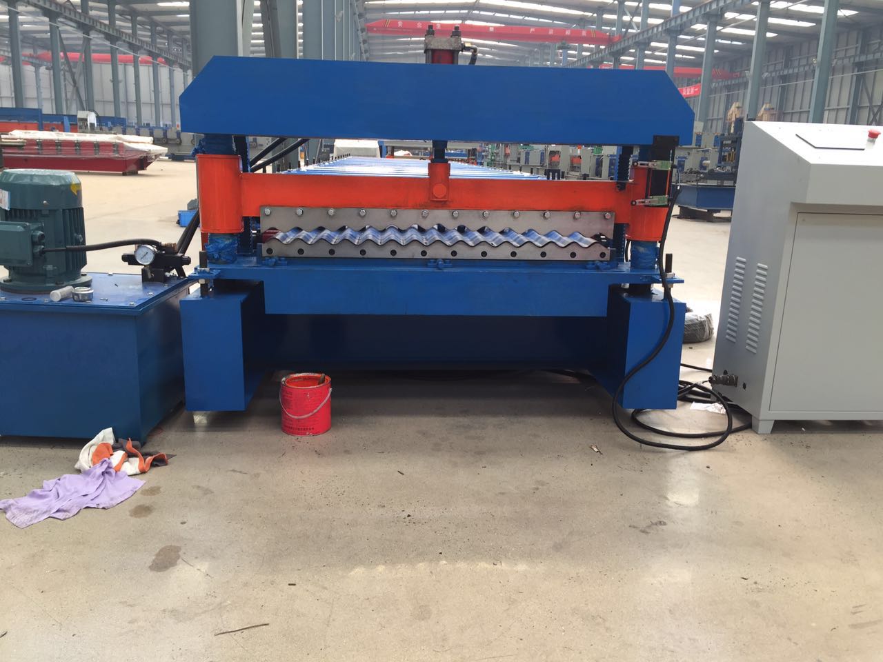 Corrugated roof sheet roll forming machine