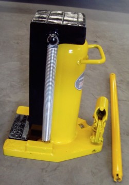 Hydraulic lifting jack with claw type