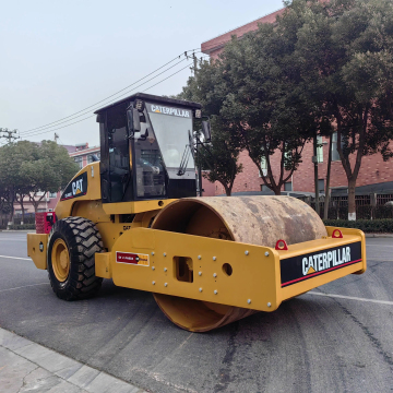 Caterpillar d'occasion CS683 CS583 Double tambour Rouleau de route vibratoire en bon état à vendre
