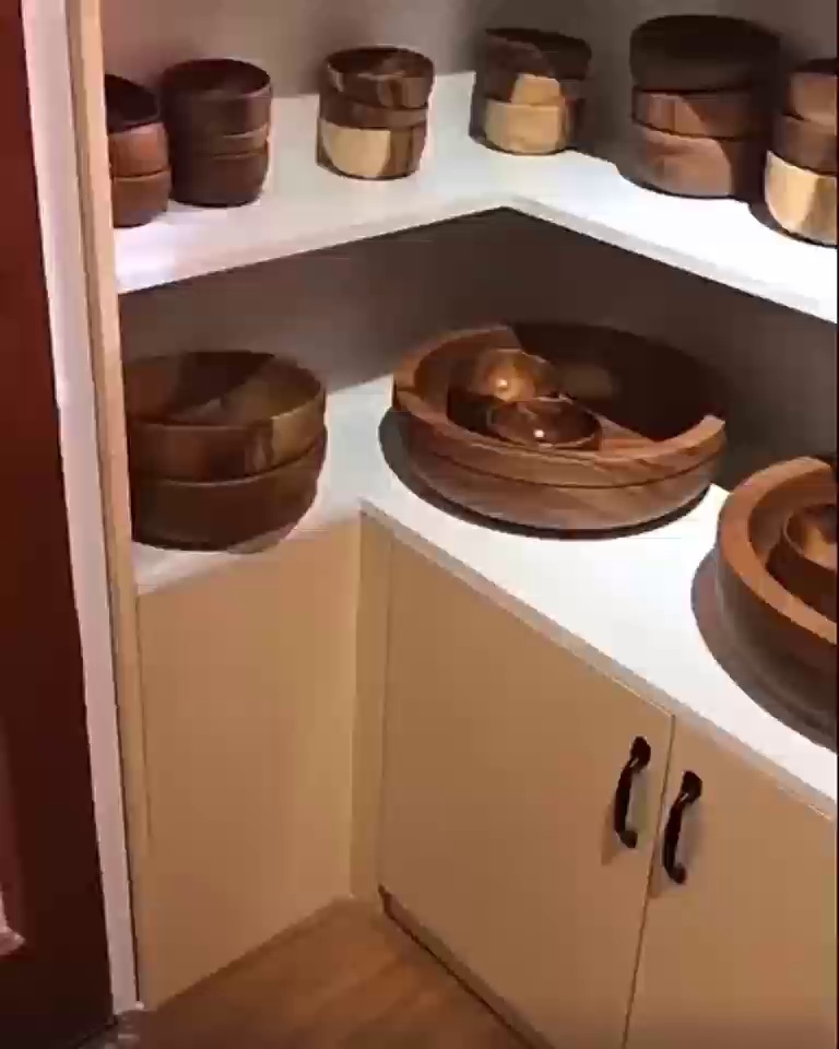 Natural Wood-Hued Tableware with Distinctive Grain Patterns