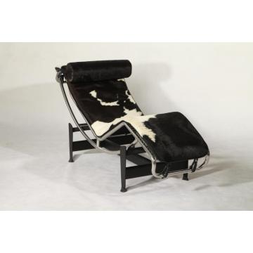 Réplique de chaise en peau de poney LC4 Le Coebusier