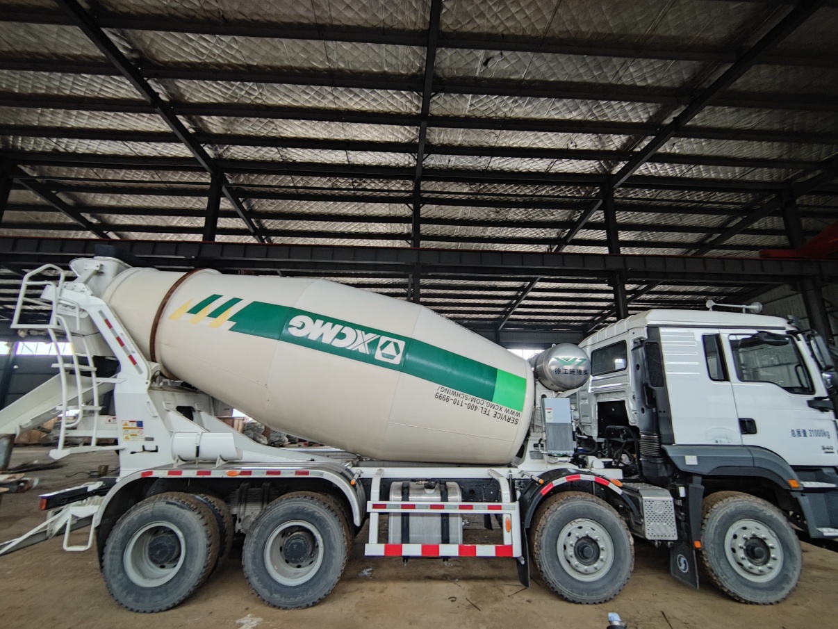 XCMG 12-cubic-meter Concrete Mixer Truck