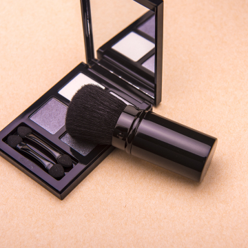 Single retractable black makeup brush