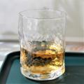 gafas de whisky de cristal martilladas con borde dorado