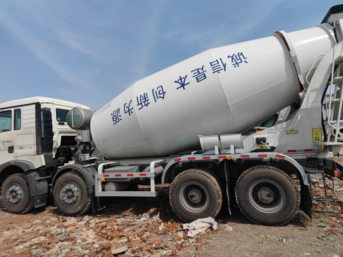 4-Axle 12-cubic-meter HOWO Chassis Concrete Mixer Truck