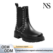 Botas de combate Chelsea con tachuelas totalmente negras para mujer