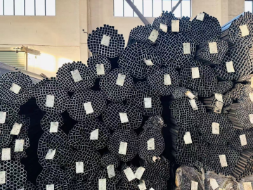 Extra long seamless steel tube for machinery
