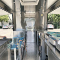 Food truck de brochettes de bœuf rôti de rue