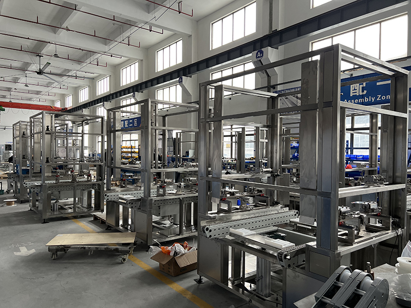 Pallet stacking machine