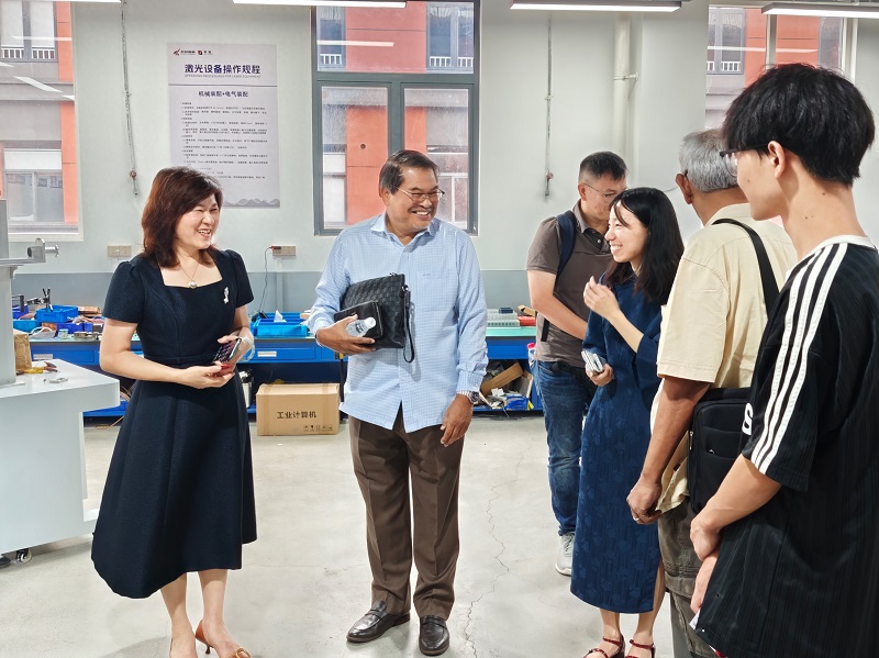Malaysian customers visited Chuke Intelligent to inspect and purchase UV laser marking and laser cleaning machines