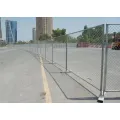 Временный забор из оцинкованной цепи на открытом воздухе