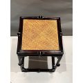 Minimalistischer quadratischer Qiong-Bambushocker mit Rattansitz