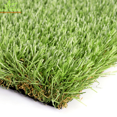 Tapis d'herbe en plastique artificiel parquetant la pelouse synthétique d'arrière-cour avec l'aménagement paysager