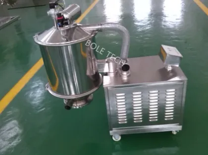 Vacuum feeder conveyor for food industry