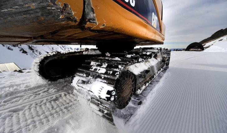 excavator undercarriage in snow conditions