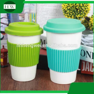 Ceramic coffee mug with silicone lid
